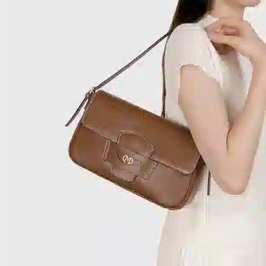 稻草人 少女小众风高级感大气 品牌徽章磁力翻盖开合双肩带 腋下包 人造革 法棍包单肩斜挎包 女款 黑色/棕色