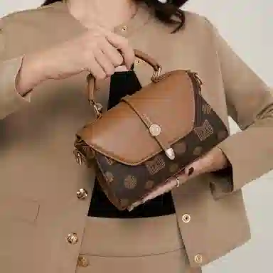 稻草人 复古老花撞色通印防水耐磨可调节肩 聚氯乙烯革拼聚氨酯革 小方包手提小包斜挎包带单肩包 小号 女款 深棕色/米白