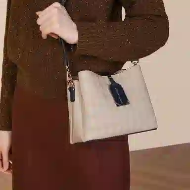 稻草人 时尚撞色高级感小众设计菱格纹压印百搭通勤实用精致 聚氨酯 斜挎单肩包 女款 黑色/米白