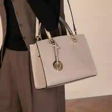 稻草人 高级感金属徽章时尚通勤 聚氨酯革 手提包 女款 黑色/杏色