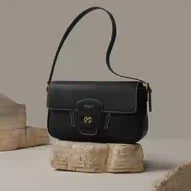 稻草人 少女小众风高级感大气 品牌徽章磁力翻盖开合双肩带 腋下包 人造革 法棍包单肩斜挎包 女款 黑色/棕色