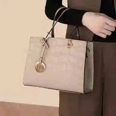 稻草人 高级感金属徽章时尚通勤 聚氨酯革 手提包 女款 黑色/杏色