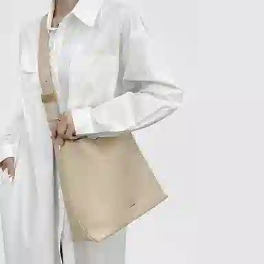 谷田西 小众水桶包女高级感通勤 单肩包 牛皮 中号 女款 夜空灰/浅奶茶