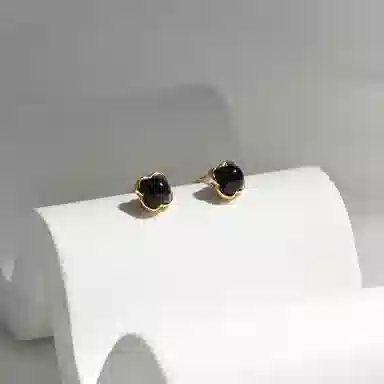 925