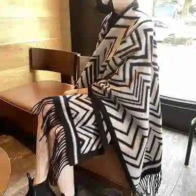 心水好物 轻奢几何黑白锯齿双面外搭高级感保暖流苏斗蓬 聚酯纤维 披肩 女款