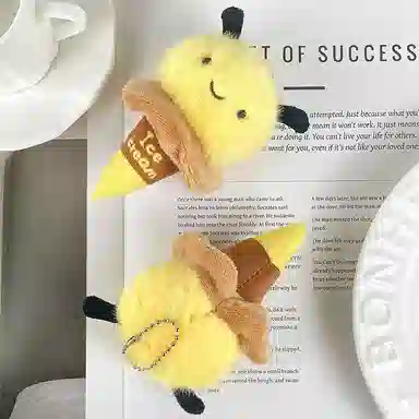 心水好物 可爱小蜜蜂甜筒冰淇凌玩偶挎包背包配饰 毛绒 挂件 男女同款情侣款