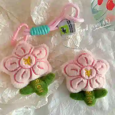 心水好物 可爱萌萌大红花玩具公仔有钱花钥匙扣包包 聚酯纤维 挂件 男女同款情侣款