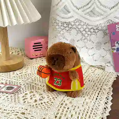 心水好物 球衣卡皮巴拉公仔球队水豚玩偶书包 毛绒 挂件 男女同款情侣款