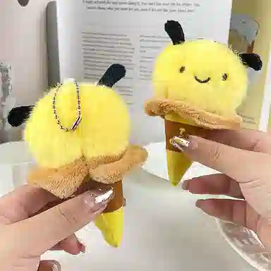 心水好物 可爱小蜜蜂甜筒冰淇凌玩偶挎包背包配饰 毛绒 挂件 男女同款情侣款