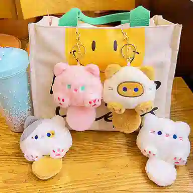 心水好物 可爱小猫咪书包钥匙扣情侣闺蜜毛绒公仔挂饰 聚酯纤维 挂件 男女同款情侣款