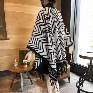 心水好物 轻奢几何黑白锯齿双面外搭高级感保暖流苏斗蓬 聚酯纤维 披肩 女款