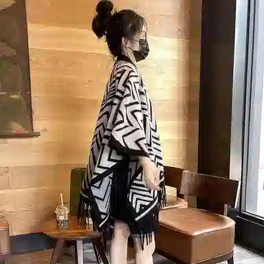 心水好物 轻奢几何黑白锯齿双面外搭高级感保暖流苏斗蓬 聚酯纤维 披肩 女款