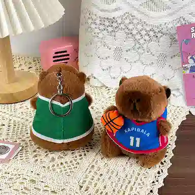 心水好物 球衣卡皮巴拉公仔球队水豚玩偶书包 毛绒 挂件 男女同款情侣款