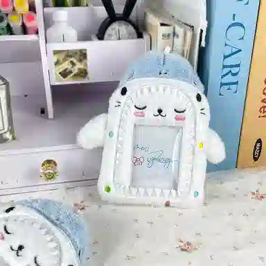 心水好物 鲨鱼猫卡套公交卡保护套爱豆小卡收纳套书包双肩包 毛绒 挂件 男女同款情侣款