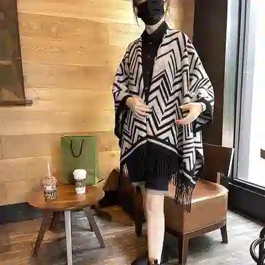 心水好物 轻奢几何黑白锯齿双面外搭高级感保暖流苏斗蓬 聚酯纤维 披肩 女款