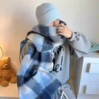 心水好物 超显白蓝白色蓬松学院风格百搭流苏高级感 聚酯纤维 绒线围巾 男女同款情侣款