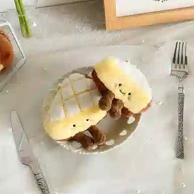 心水好物 创意仿真菠萝派面包系列玩具安抚玩偶面包机公仔背包 毛绒 挂件 男女同款情侣款