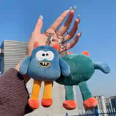 心水好物 卡通可爱搞怪大眼小怪兽玩具学生公仔玩偶包包挂饰 毛绒 挂件 男女同款情侣款