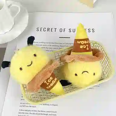 心水好物 可爱小蜜蜂甜筒冰淇凌玩偶挎包背包配饰 毛绒 挂件 男女同款情侣款