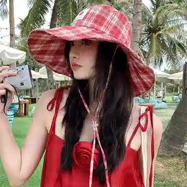 心水好物 韩系纯欲风草莓红色格子春夏季系带户外露营通勤遮阳大帽檐盆帽 棉 渔夫帽 女款