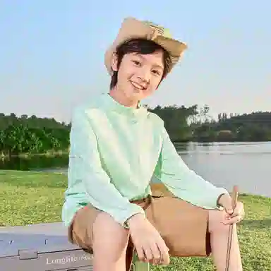 鸿星尔克儿童户外服 连帽纯色亲肤 青少年