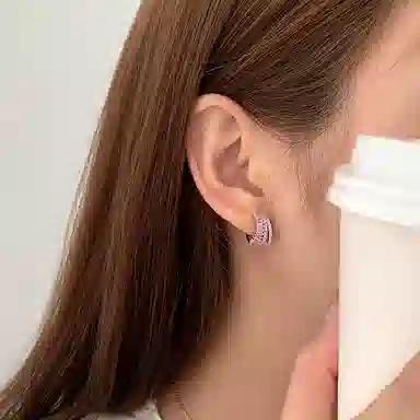 925