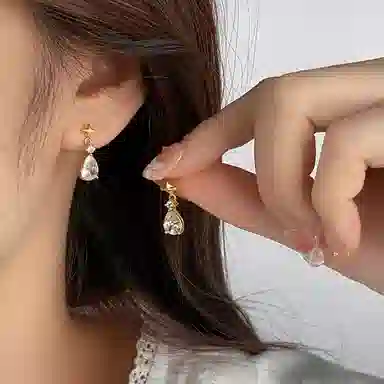 925