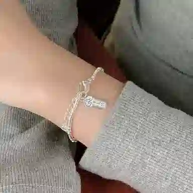 925
