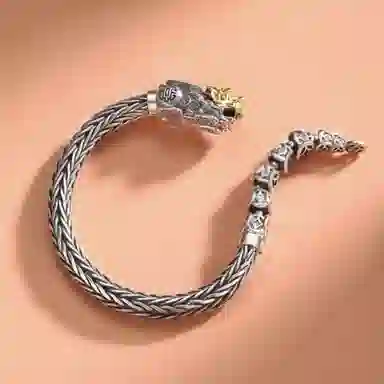 925