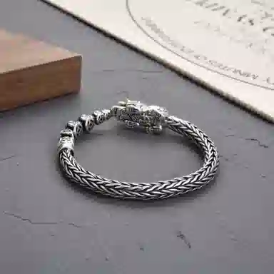 925