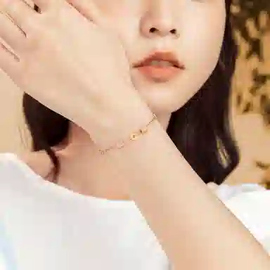 925