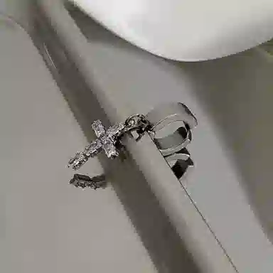 SIMPLE LURE Cross Zirconia Ear Cuff