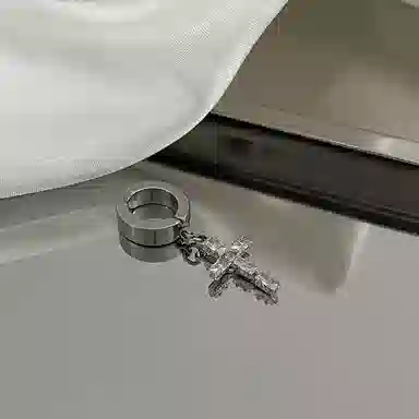 SIMPLE LURE Cross Zirconia Ear Cuff