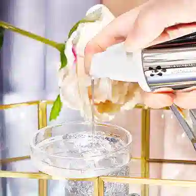 故事与她 保湿白金焕颜精华液提亮肤色水爽肤水精华 保湿提亮紧致