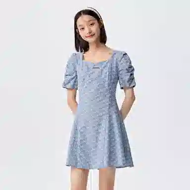 森马 设计感绣花方领短袖连衣裙