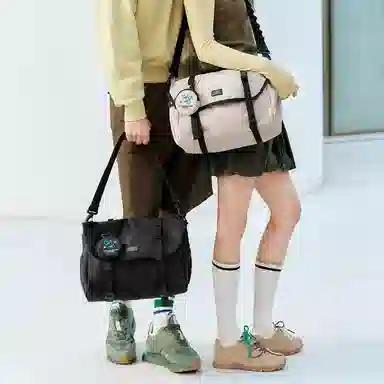 森马 字母设计多功能 织物 邮差包斜挎包 大号 男女同款情侣款 浅卡其/黑色