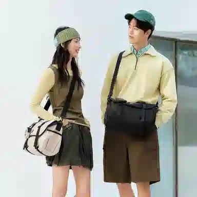 森马 字母设计多功能 织物 邮差包斜挎包 大号 男女同款情侣款 浅卡其/黑色