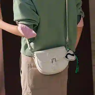 森马 复古工装气质马鞍包 合成革 单肩包熊猫手机包潮斜挎包 小号 女款 本白/胡桃棕/黑色