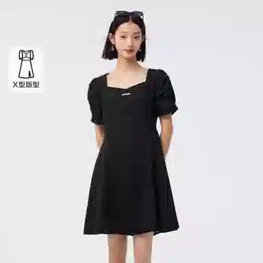 森马 设计感绣花方领短袖连衣裙