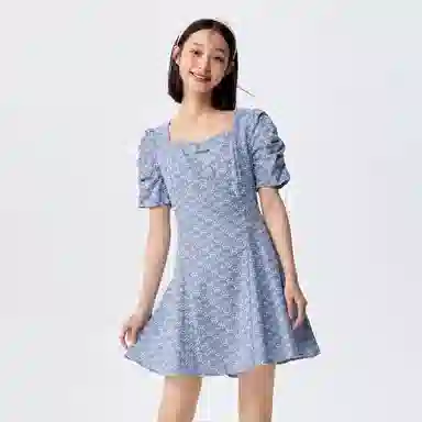 森马 设计感绣花方领短袖连衣裙