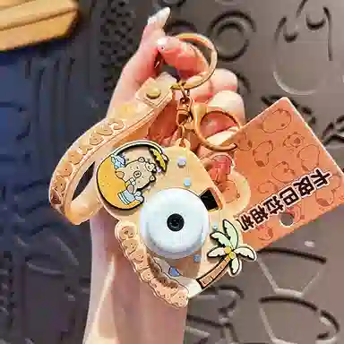 卡皮巴拉小黄豚 卡皮巴拉发光投影相机可爱卡通水豚包包 五金 挂件 男女同款情侣款