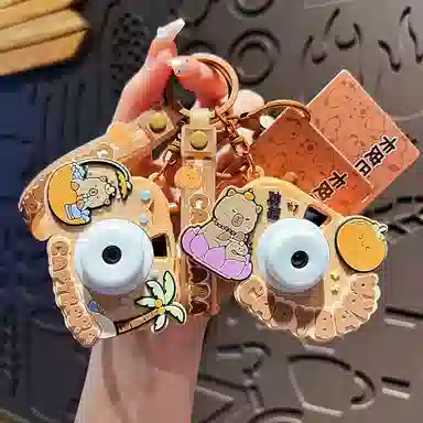 卡皮巴拉小黄豚 卡皮巴拉发光投影相机可爱卡通水豚包包 五金 挂件 男女同款情侣款