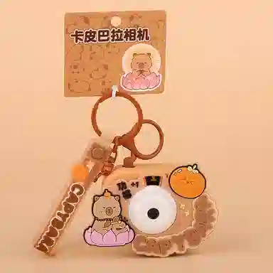 卡皮巴拉小黄豚 卡皮巴拉发光投影相机可爱卡通水豚包包 五金 挂件 男女同款情侣款
