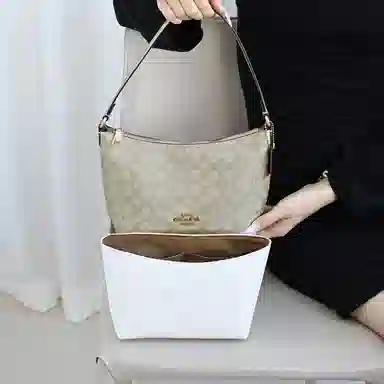 GUYI COACH Signature Zip Top 20