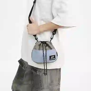 醇龙 斜挎包机能撞色抽绳束口袋水桶包时尚百搭露营山系便携背包包 尼龙 单肩包 男女同款情侣款 多色