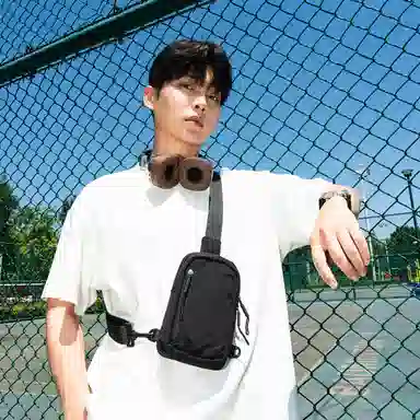 茵初 时尚轻便简约纯色 尼龙 胸包 男女同款情侣款 多色