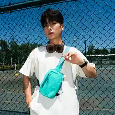 茵初 时尚轻便简约纯色 尼龙 胸包 男女同款情侣款 多色