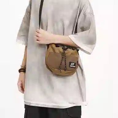 醇龙 斜挎包机能撞色抽绳束口袋水桶包时尚百搭露营山系便携背包包 尼龙 单肩包 男女同款情侣款 多色