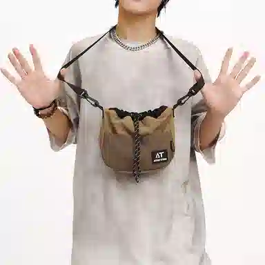 醇龙 斜挎包机能撞色抽绳束口袋水桶包时尚百搭露营山系便携背包包 尼龙 单肩包 男女同款情侣款 多色