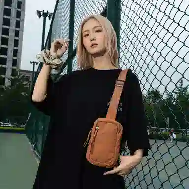 茵初 时尚轻便简约纯色 尼龙 胸包 男女同款情侣款 多色